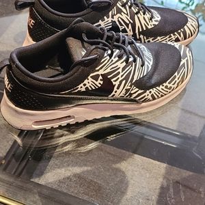 ✨ HOST PICK ✨**EUC**Nike Air Max Thea sneakers